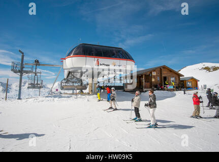 La Plagne, Savoie, France. Mar 15, 2017. Un ciel clair et des températures printanières dans la haute Tarentaise Alpes Française créer de superbes conditions de ski dans le domaine Paradiski La Plagne/domaine. Credit : Malcolm France images/Alamy Live News Banque D'Images