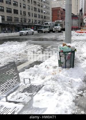 New York City, USA, 15 mars, 2017. Les New-Yorkais sur l'Upper Eastside intersection avec metal banc et poubelle pleine après mars blizzard connu comme 'Stella' fin à la plupart de la ville. Credit : Cécile Marion/Alamy Live News Banque D'Images