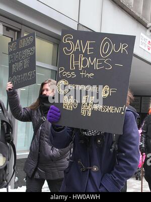 New York, NY, USA 15 Mar, 2017 manifestants tenir un "enterrement" pour le logement abordable en invoquant le manque de logements abordables à New York, New York le 15 mars 2017 Banque D'Images