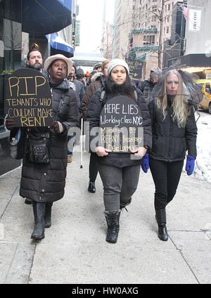 New York, NY, USA 15 Mar, 2017 manifestants tenir un "enterrement" pour le logement abordable en invoquant le manque de logements abordables à New York, New York le 15 mars 2017 Banque D'Images
