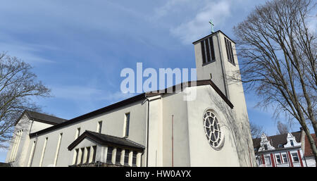 Herne, Allemagne. Mar 15, 2017. L'église du Sacré-Cœur dans lequel un service commémoratif oecuménique est à mettre en place pour les deux victimes de meurtre à Herne, Allemagne, 15 mars 2017, parents, amis, voisins et camarades sont attendus à l'événement commémoratif. Photo : Caroline Seidel/dpa/Alamy Live News Banque D'Images