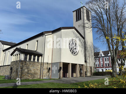 Herne, Allemagne. Mar 15, 2017. L'église du Sacré-Cœur (Herz-Jesu-Kirche) dans lequel un service commémoratif oecuménique est à mettre en place pour les deux victimes de meurtre à Herne, Allemagne, 15 mars 2017, parents, amis, voisins et camarades sont attendus à l'événement commémoratif. Photo : Caroline Seidel/dpa/Alamy Live News Banque D'Images