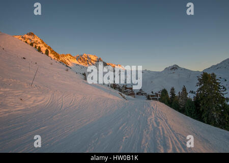 La Plagne, Savoie, France. Mar 15, 2017. Coucher du soleil sur les montagnes du Beaufortain alpes jette une lumière dorée sur les sommets au-dessus de Belle Plagne Village en Tarentaise. Credit : Malcolm France images/Alamy Live News Banque D'Images