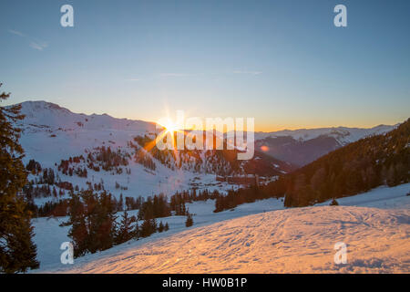 La Plagne, Savoie, France. Mar 15, 2017. Coucher du soleil sur les montagnes du Beaufortain alpes jette une lumière dorée sur Plagne Bellecote village de la Tarentaise. Credit : Malcolm France images/Alamy Live News Banque D'Images