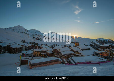 La Plagne, Savoie, France. Mar 15, 2017. Coucher de soleil sur montagne jette une lumière dorée sur Belle Plagne village dans les alpes Tarentaise. Credit : Malcolm France images/Alamy Live News Banque D'Images