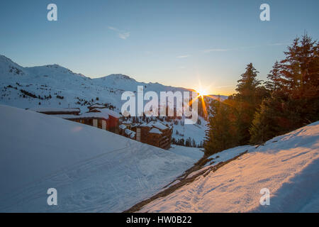 La Plagne, Savoie, France. Mar 15, 2017. Coucher de soleil sur montagne jette une lumière dorée sur Belle Plagne village dans les alpes Tarentaise. Credit : Malcolm France images/Alamy Live News Banque D'Images