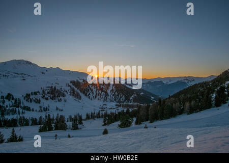 La Plagne, Savoie, France. Mar 15, 2017. Coucher du soleil sur les montagnes du Beaufortain alpes jette une lumière dorée sur Plagne Bellecote village de la Tarentaise. Credit : Malcolm France images/Alamy Live News Banque D'Images