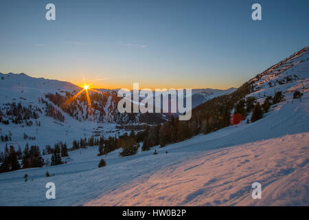 La Plagne, Savoie, France. Mar 15, 2017. Coucher du soleil sur les montagnes du Beaufortain alpes jette une lumière dorée sur Plagne Bellecote village de la Tarentaise. Credit : Malcolm France images/Alamy Live News Banque D'Images