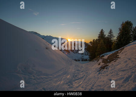 La Plagne, Savoie, France. Mar 15, 2017. Coucher du soleil sur les montagnes du Beaufortain alpes jette une lumière dorée sur Plagne Bellecote village de la Tarentaise. Credit : Malcolm France images/Alamy Live News Banque D'Images