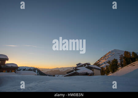 La Plagne, Savoie, France. Mar 15, 2017. Coucher du soleil sur les montagnes du Beaufortain alpes jette une lumière dorée sur les villages de la Tarentaise. Credit : Malcolm France images/Alamy Live News Banque D'Images