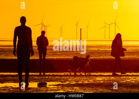 Coucher du soleil et silhouette sur Crosby et les hommes de fer à un autre endroit, Liverpool. Après un beau, chaud et ensoleillé, jour de printemps, le soleil se couche sur la Banque Burbo wind farm au large de la côte de Liverpool. La Banque Burbo parcs offshore est un parc éolien de 90 MW situé sur la Burbo Appartements à Liverpool Bay sur la côte ouest du Royaume-Uni dans la mer d'Irlande. Une installation à l'aide de turbine 25 Siemens Wind Power 3,6 MW a été construite à partir de 2005, et officiellement ouvert en 2007. Credit : Cernan Elias/Alamy Live News Banque D'Images