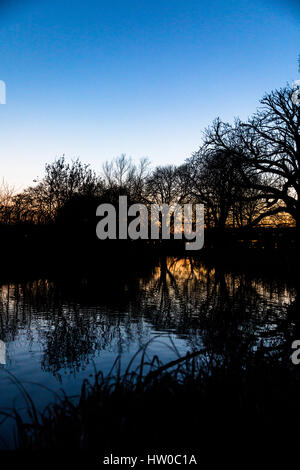 Londres, Royaume-Uni. Mar 15, 2017. Météo britannique. Beau, clair crépuscule et coucher du soleil à Clissold Park, Londres. Credit : Carol Moir/Alamy Live News. Banque D'Images