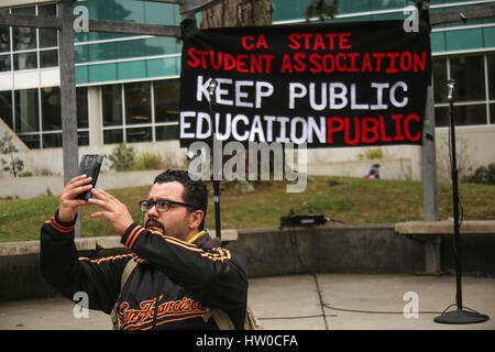 San Francisco, Californie, USA. Mar 15, 2017. JOSE LUIS PAVON prend un avec un État selfies CA Association des étudiants au cours d'une bannière de protestation contre une hausse des frais de scolarité proposée dans le système de l'Université de Californie à San Francisco State University à San Francisco, Californie. Le projet de hausse des frais de scolarité pour tous les 23 campus, la première en six ans, sera voté fin mars par le conseil d'administration du CSU. Crédit : Joel Angel Juarez/ZUMA/Alamy Fil Live News Banque D'Images