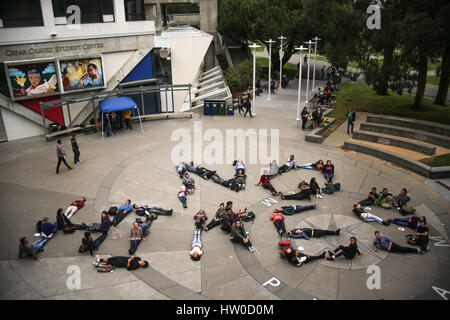 San Francisco, Californie, USA. Mar 15, 2017. College les élèves forment l'expression, ''No randonnées, '' en réponse au projet de hausse des frais de scolarité dans le système de l'Université de Californie à San Francisco State University. Le projet de hausse des frais de scolarité pour tous les 23 campus, la première en six ans, sera voté fin mars par le conseil d'administration du CSU. Crédit : Joel Angel Juarez/ZUMA/Alamy Fil Live News Banque D'Images