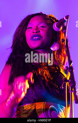 Adélaïde, Australie du Sud, Australie. 10 Mar, 2017. Retour jusqu'à la chanteuse Oumou Sangare effectuant au Womadelaide 2017 Music Festival qui a eu lieu entre 10 - 13 mars 2017 à Adélaïde, Australie du Sud Crédit : Gary Francis/ZUMA/Alamy Fil Live News Banque D'Images