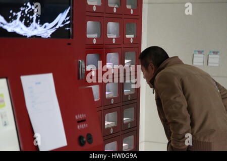 Hami, Hami, la Chine. Mar 16, 2017. Le premier lot de livres en libre-service à vendre des machines sont mis en usage dans Hami, nord-ouest de la Chine, la Région autonome du Xinjiang Uygur, March 16th, 2017. Les gens peuvent acheter des livres à partir de la pratique des machines. Crédit : SIPA Asie/ZUMA/Alamy Fil Live News Banque D'Images