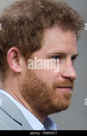 Londres, Royaume-Uni. 16 mars, 2017. Son Altesse Royale le prince Harry arrive au King's College de Londres pour rejoindre la conférence sur la santé mentale des anciens combattants avec les chefs ensemble visant à promouvoir la santé mentale de la conscience nationale. Crédit : Guy Josse/Alamy Live News Banque D'Images