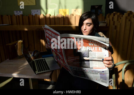 La Haye, Pays-Bas. Mar 16, 2017. ILLUSTRATION - une femme lit le quotidien néerlandais annonce dans le journal à La Haye, Pays-Bas, 16 mars 2017. Le parti libéral-conservateur de l'actuel Premier ministre néerlandais Rutte a reçu le plus de votes lors des élections législatives du 15 mars. Populiste de droite Geert Wilders et son parti PVV ont moins bien réussi que prévu. Photo : Daniel Reinhardt/dpa/Alamy Live News Banque D'Images