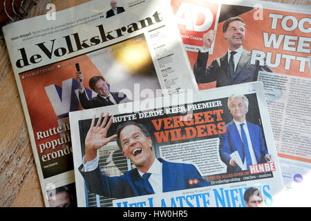 La Haye, Pays-Bas. Mar 16, 2017. ILLUSTRATION - presse néerlandaise, se coucher sur une table à La Haye, Pays-Bas, 16 mars 2017. Le parti libéral-conservateur de l'actuel Premier ministre néerlandais Rutte a reçu le plus de votes lors des élections législatives du 15 mars. Populiste de droite Geert Wilders et son parti PVV ont moins bien réussi que prévu. Photo : Daniel Reinhardt/dpa/Alamy Live News Banque D'Images