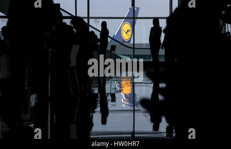 Munich, Allemagne. Mar 16, 2017. Journalistes suivent la Deutsche Lufthansa AG équilibre conférence de presse à l'aéroport de Munich, Allemagne, 16 mars 2017. Photo : Sven Hoppe/dpa/Alamy Live News Banque D'Images