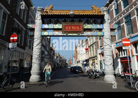 La Haye, Pays-Bas. Mar 16, 2017. Une femme passe par la porte à l'entrée du quartier chinois à La Haye, Pays-Bas, 16 mars 2017. Le parti libéral-conservateur de l'actuel Premier ministre néerlandais Rutte a reçu le plus de votes lors des élections législatives du 15 mars. Populiste de droite Geert Wilders et son parti PVV ont moins bien réussi que prévu. Photo : Daniel Reinhardt/dpa/Alamy Live News Banque D'Images