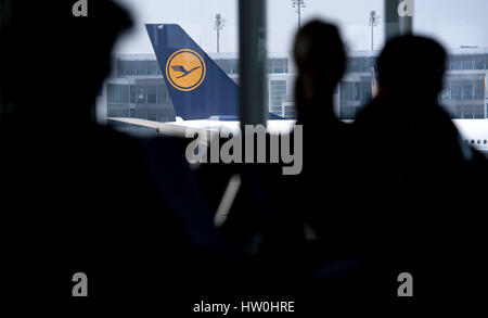 Munich, Allemagne. Mar 16, 2017. Journalistes suivent la Deutsche Lufthansa AG équilibre conférence de presse à l'aéroport de Munich, Allemagne, 16 mars 2017. Photo : Sven Hoppe/dpa/Alamy Live News Banque D'Images