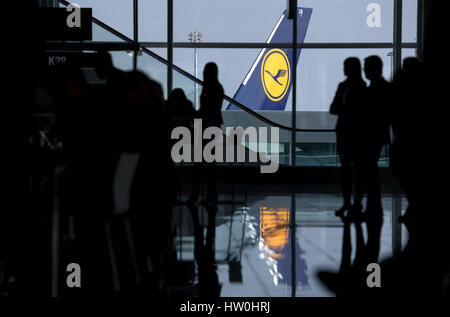 Munich, Allemagne. Mar 16, 2017. Journalistes suivent la Deutsche Lufthansa AG équilibre conférence de presse à l'aéroport de Munich, Allemagne, 16 mars 2017. Photo : Sven Hoppe/dpa/Alamy Live News Banque D'Images