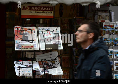 La Haye, Pays-Bas. Mar 16, 2017. Les journaux néerlandais peut être vu dans un kiosque installé à La Haye, Pays-Bas, 16 mars 2017. Le parti libéral-conservateur de l'actuel Premier ministre néerlandais Rutte a reçu le plus de votes lors des élections législatives du 15 mars. Populiste de droite Geert Wilders et son parti PVV ont moins bien réussi que prévu. Photo : Daniel Reinhardt/dpa/Alamy Live News Banque D'Images