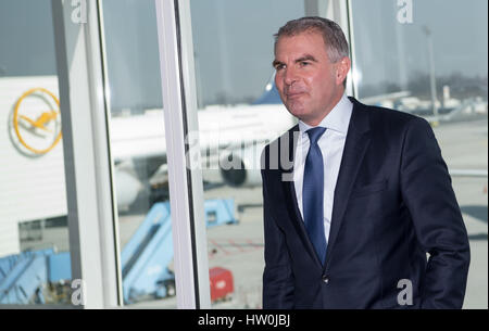 Munich, Allemagne. Mar 16, 2017. Carsten Spohr, président de Deutsche Lufthansa AG, arrive à l'équilibre de l'entreprise conférence de presse à l'aéroport de Munich, Allemagne, 16 mars 2017. Photo : Sven Hoppe/dpa/Alamy Live News Banque D'Images