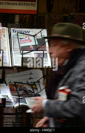 La Haye, Pays-Bas. Mar 16, 2017. Les journaux néerlandais peut être vu dans un kiosque installé à La Haye, Pays-Bas, 16 mars 2017. Le parti libéral-conservateur de l'actuel Premier ministre néerlandais Rutte a reçu le plus de votes lors des élections législatives du 15 mars. Populiste de droite Geert Wilders et son parti PVV ont moins bien réussi que prévu. Photo : Daniel Reinhardt/dpa/Alamy Live News Banque D'Images