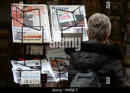 La Haye, Pays-Bas. Mar 16, 2017. Les journaux néerlandais peut être vu dans un kiosque installé à La Haye, Pays-Bas, 16 mars 2017. Le parti libéral-conservateur de l'actuel Premier ministre néerlandais Rutte a reçu le plus de votes lors des élections législatives du 15 mars. Populiste de droite Geert Wilders et son parti PVV ont moins bien réussi que prévu. Photo : Daniel Reinhardt/dpa/Alamy Live News Banque D'Images