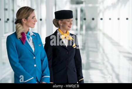 Munich, Allemagne. Mar 16, 2017. Hôtesses de Deutsche Lufthansa AG (r) et Eurowings, photographié à la conférence de presse de l'entreprise à l'aéroport de Munich, Allemagne, 16 mars 2017. Photo : Sven Hoppe/dpa/Alamy Live News Banque D'Images