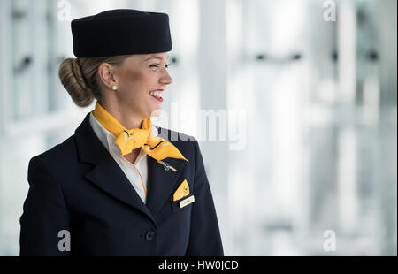 Munich, Allemagne. Mar 16, 2017. Une hôtesse de Deutsche Lufthansa AG a photographié à la conférence de presse bilan de l'entreprise à l'aéroport de Munich, Allemagne, 16 mars 2017. Photo : Sven Hoppe/dpa/Alamy Live News Banque D'Images