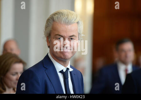 La Haye, Pays-Bas. Mar 16, 2017. Populiste de droite Geerd Wilders arrive au Parlement européen à La Haye, Pays-Bas, 16 mars 2017. Le parti libéral-conservateur de l'actuel Premier ministre néerlandais Rutte a reçu le plus de votes lors des élections législatives du 15 mars. Populiste de droite Geert Wilders et son parti PVV ont moins bien réussi que prévu. Photo : Daniel Reinhardt/dpa/Alamy Live News Banque D'Images