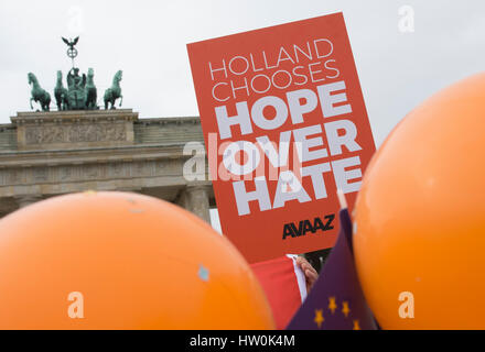 Berlin, Allemagne. Mar 16, 2017. Les manifestants tiennent des banderoles et des ballons devant la porte de Brandebourg à Berlin, Allemagne, 16 mars 2017. Les membres du mouvement citoyen mondial Avaaz remercie les électeurs aux Pays-Bas pour arrêter les populistes de droite en Europe avec leur vote du 15 mars 2017. Photo : Paul Zinken/dpa/Alamy Live News Banque D'Images