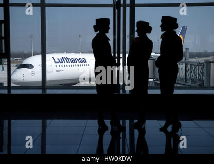 Munich, Allemagne. Mar 16, 2017. Hôtesses de Deutsche Lufthansa AG, photographié à la conférence de presse de l'entreprise à l'aéroport de Munich, Allemagne, 16 mars 2017. Photo : Sven Hoppe/dpa/Alamy Live News Banque D'Images