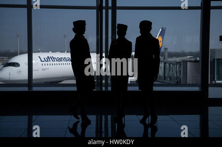 Munich, Allemagne. Mar 16, 2017. Hôtesses de Deutsche Lufthansa AG, photographié à la conférence de presse de l'entreprise à l'aéroport de Munich, Allemagne, 16 mars 2017. Photo : Sven Hoppe/dpa/Alamy Live News Banque D'Images