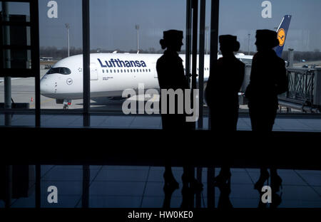 Munich, Allemagne. Mar 16, 2017. Hôtesses de Deutsche Lufthansa AG, photographié à la conférence de presse de l'entreprise à l'aéroport de Munich, Allemagne, 16 mars 2017. Photo : Sven Hoppe/dpa/Alamy Live News Banque D'Images