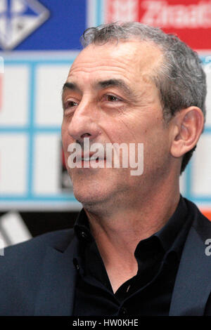 Sarajevo, Bosnie-Herzégovine. Mar 16, 2017. Entraîneur de l'équipe nationale de football de Bosnie-Herzégovine (BiH) Mehmed Bazdarevic assiste à la conférence de presse à Sarajevo, Bosnie-Herzégovine, le 16 mars 2017. Bazdarevic a officiellement annoncé jeudi les noms des joueurs pour les matches de qualification pour la Coupe du Monde contre Gibraltar à Zenica le 25 mars et le match amical avec l'Albanie le 28 mars à Elbasan. Credit : Haris Memija/Xinhua/Alamy Live News Banque D'Images