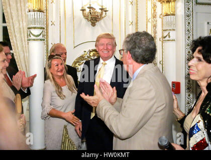 En Floride, aux États-Unis. 18Th Oct, 2016. Les membres de l'auditoire applaudir le président élu l'atout de Donald entre dans la salle de bal blanc et or à la suite d'une causerie par David Shedd, ancien directeur par intérim de l'Agence de renseignement de la Défense, à Mar-a-Lago dans le cadre d'un Conseil des affaires du monde distingué Président série Mardi, 20 décembre 2016. Credit : Bruce R. Bennett/Le Palm Beach Post/ZUMA/Alamy Fil Live News Banque D'Images