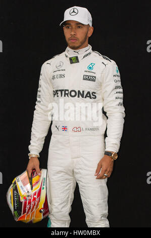 Melbourne, Australie. Mar 23, 2016. Mercedes AMG Petronas pilote de Formule 1 Lewis Hamilton de la Grande-Bretagne pose pour le portrait session avant la Formule Un Grand Prix d'Australie à Melbourne, Australie, le 23 mars 2016. L'Australian Grand Prix de Formule 1 aura lieu à Melbourne le 26 mars. Credit : Bai Xue/Xinhua/Alamy Live News Banque D'Images