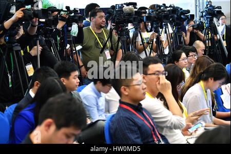 La Chine, la province de Hainan. Mar 23, 2017. Les journalistes assister à la conférence de presse et lancement de la BFA rapports du Forum de Boao pour l'Asie (BFA) Conférence annuelle 2017 en Chine du sud, province de Hainan, le 23 mars 2017. Credit : Guo Cheng/Xinhua/Alamy Live News Banque D'Images