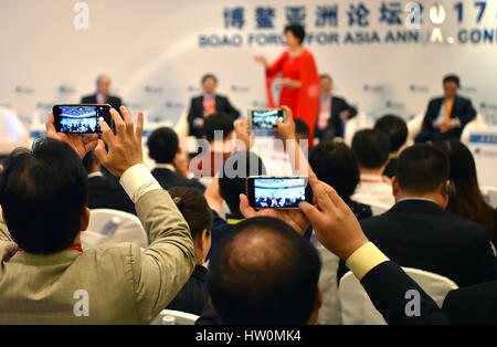 La Chine, la province de Hainan. Mar 23, 2017. Les journalistes de prendre des photos avec des téléphones portables, à la session de "l'avenir de l'éducation" au cours du Forum de Boao pour l'Asie (BFA) Conférence annuelle 2017 en Chine du sud, province de Hainan, le 23 mars 2017. Credit : Guo Cheng/Xinhua/Alamy Live News Banque D'Images