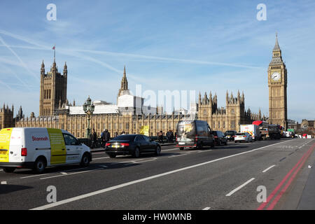 Londres, Royaume-Uni. Mar 17, 2017. Le Palais de Westminster, siège du Parlement britannique, avec la Tour Victoria (L) et le tour d'Elizabeth et le Big Ben à la Tamise à Londres, Angleterre, 17 mars 2017. Sur la droite est le pont de Westminster. Photo : Jens Kalaene Zentralbild-/dpa/ZB/dpa/Alamy Live News Banque D'Images