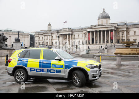 Londres, Royaume-Uni. Mar 23, 2017. Une réponse armée BMW véhicule de police à Trafalgar Square. La zone autour de Whitehall et la place du Parlement reste en isolement cellulaire de la police après l'attaque terroriste d'hier sur le pont de Westminster et le Palais de Westminster. Credit : Mark Kerrison/Alamy Live News Banque D'Images