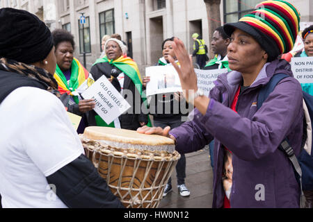 Londres, Royaume-Uni. Mar 22, 2017. Des militants zimbabwéens de protestation devant l'Ambassade du Zimbabwe à Londres contre le règne du Président Robert Mugabe Crédit : Jon Rosenthal/Alamy Live News Banque D'Images