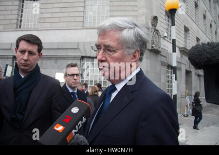 Londres, Royaume-Uni. Mar 23, 2017. Le Secrétaire à la défense, Michael Fallon est interviewé par les médias après les attaques de terreur au Parlement Crédit : amer ghazzal/Alamy Live News Banque D'Images