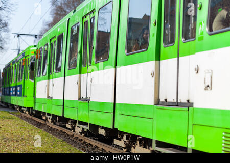 Hannover / Allemagne - mars 12, 2017 : l'allemand de tramway uestra durs pour le prochain arrêt. uestra est l'opérateur de transport public dans la ville de hanove Banque D'Images