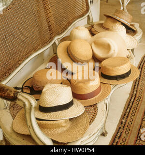 Collection de fedoras sur chaise. Banque D'Images