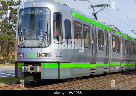 Hannover / Allemagne - mars 12, 2017 : l'allemand de tramway uestra durs pour le prochain arrêt. uestra est l'opérateur de transport public dans la ville de hanove Banque D'Images